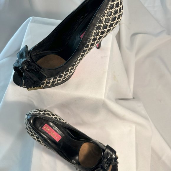 Betsey Johnson Black & White Peep Toe Bow Heels - Picture 3 of 6